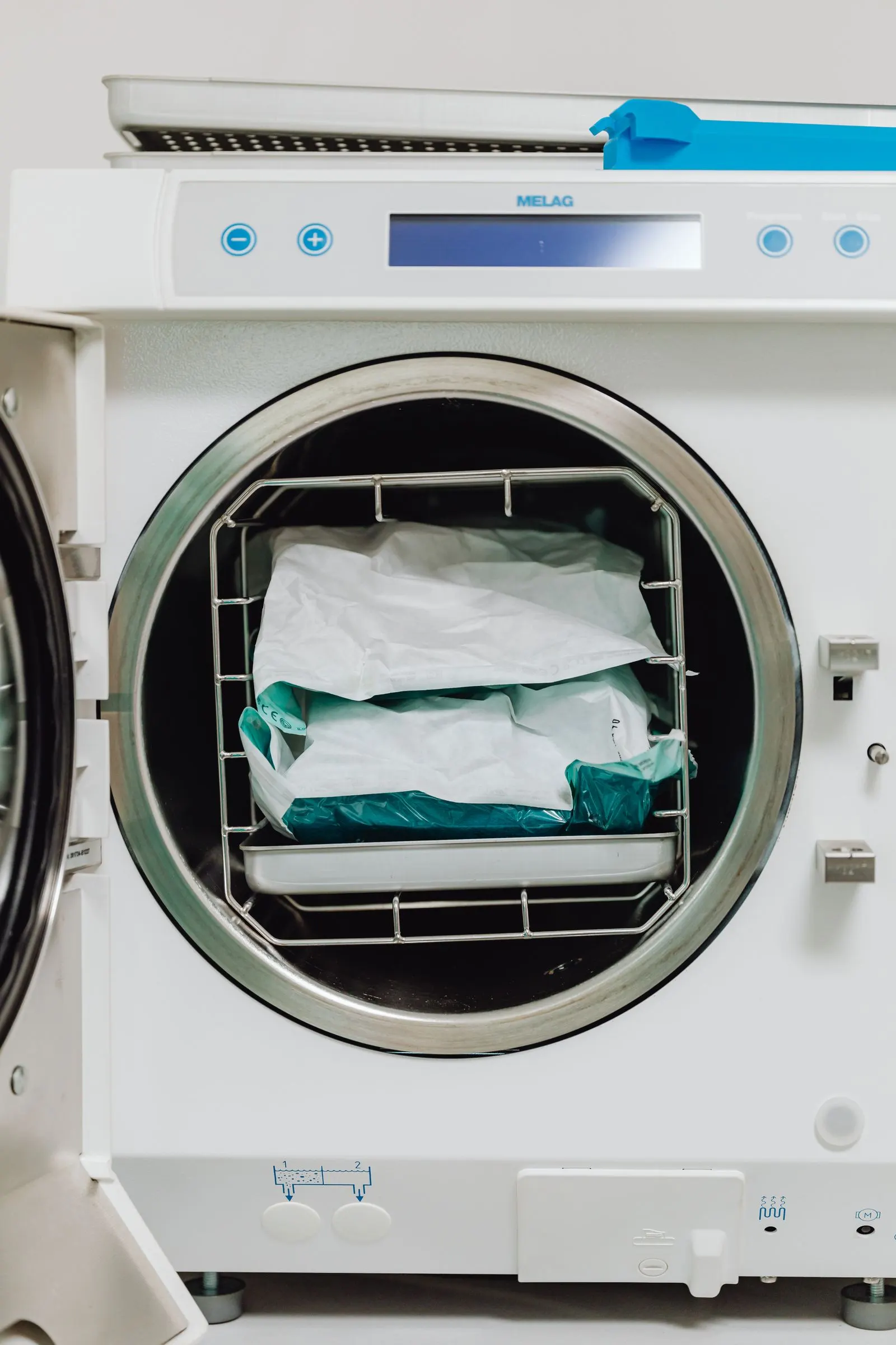 Autoclave with sterilisation packs