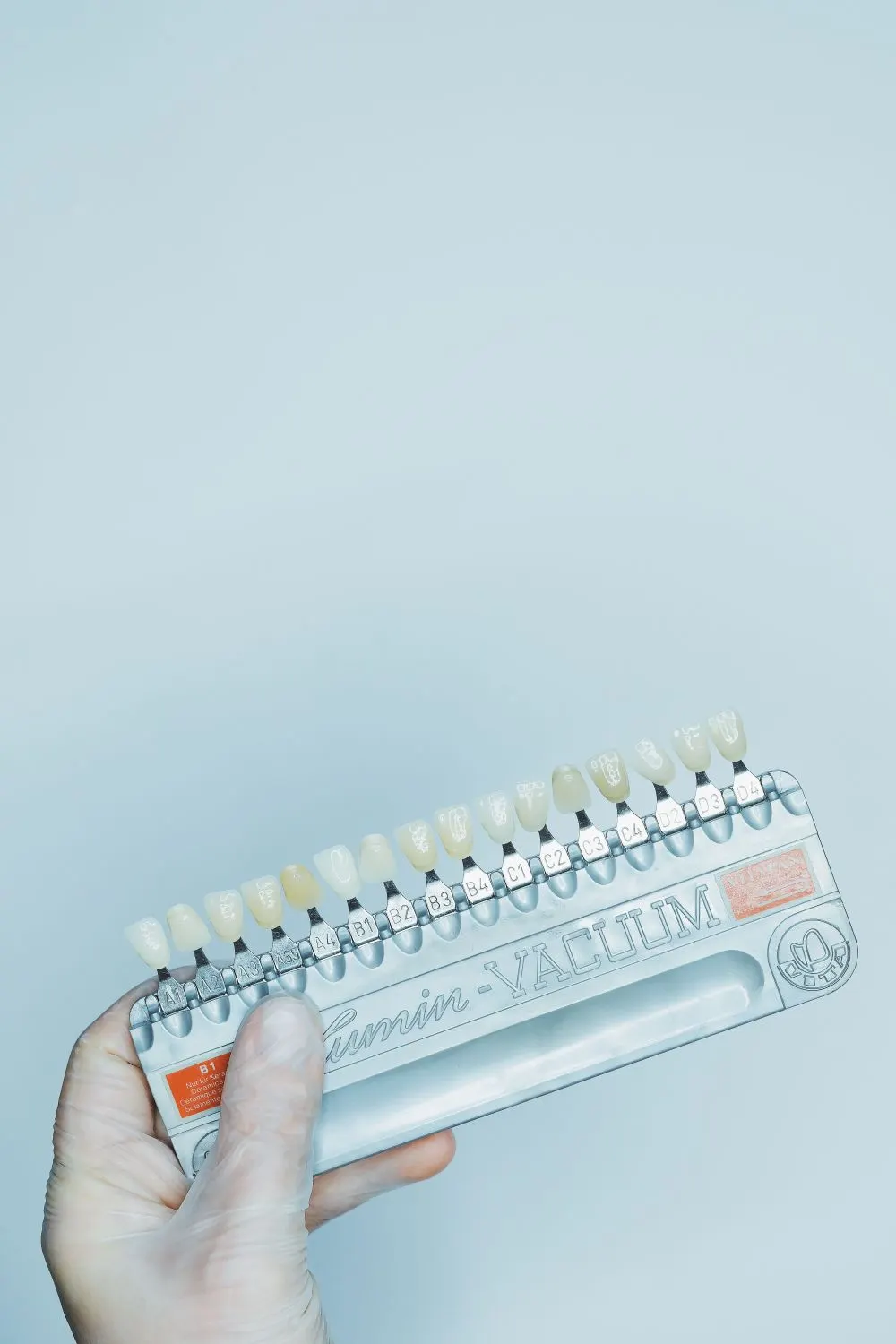 Hand mit einem Zahnfarbschlüssel